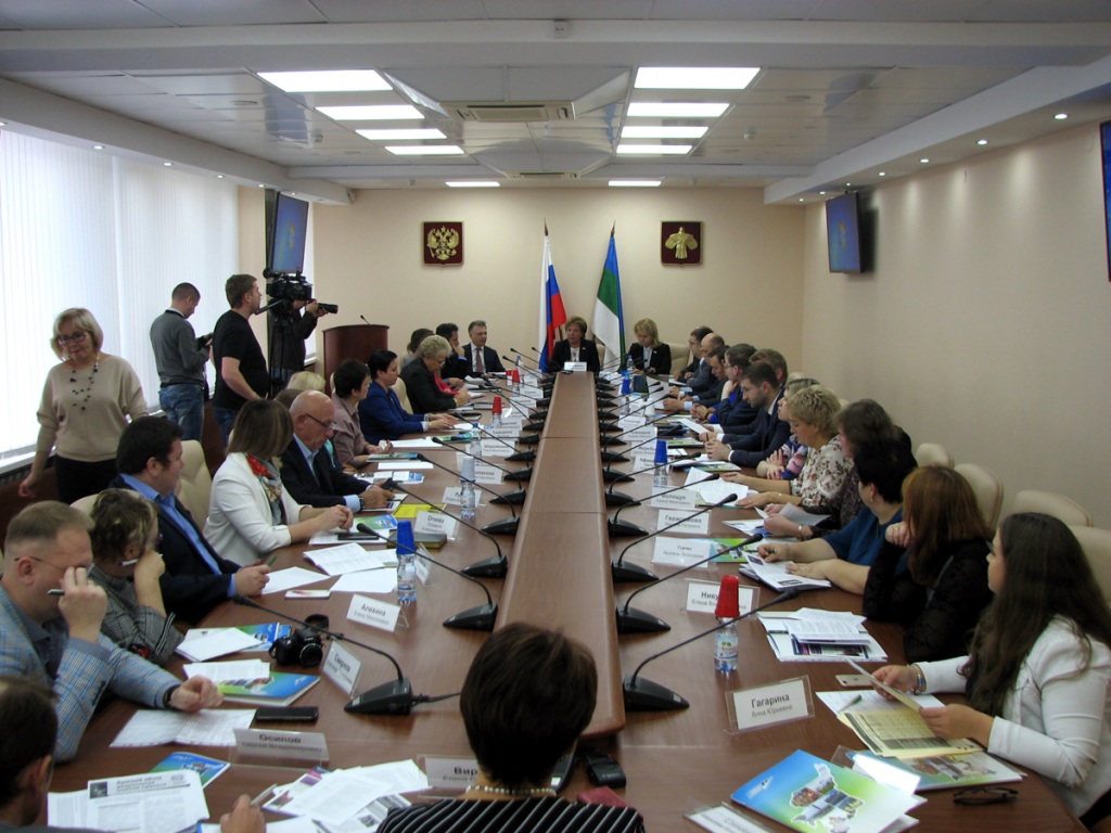 02_kruglyi_stol_s_buro_MOT.jpg