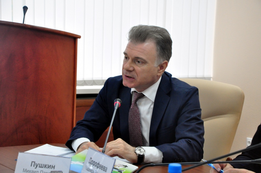 03_kruglyi_stol_s_buro_MOT.jpg