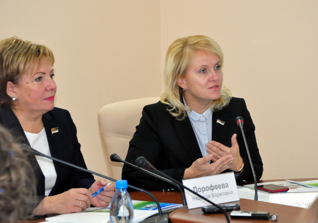 04_kruglyi_stol_s_buro_MOT.jpg
