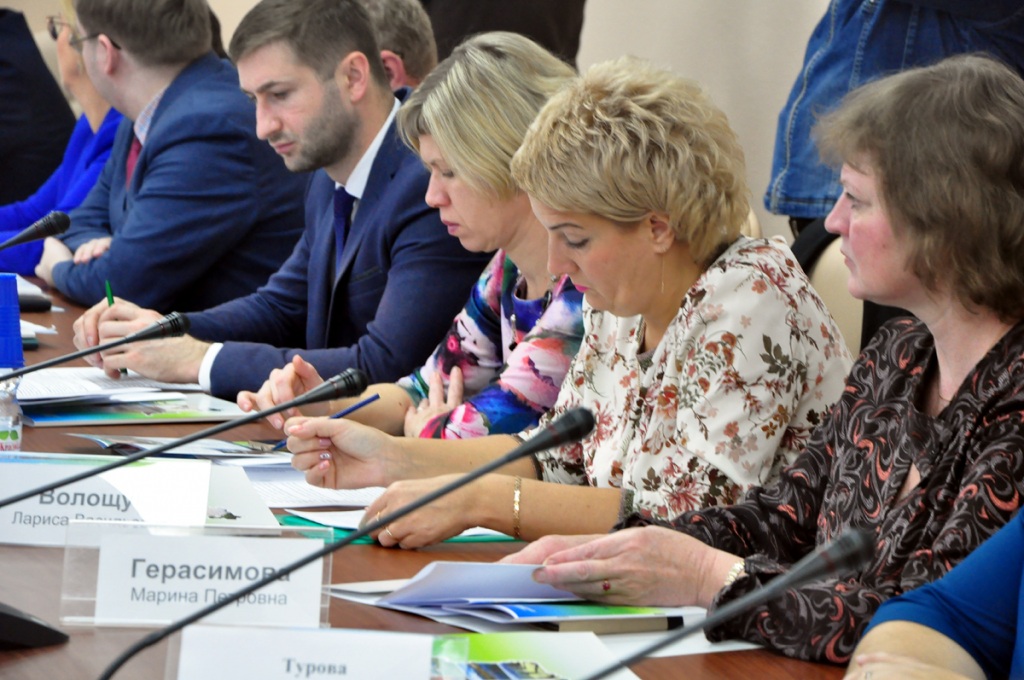 09_kruglyi_stol_s_buro_MOT.jpg