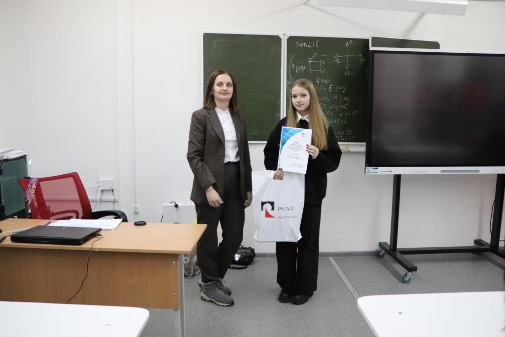 Predsedatel-molodeghnogo-soveta-Lyubov-Gheludkova-nagraghdaet-poebditelnizu-olipiady-Anastasiya-Savina.JPG